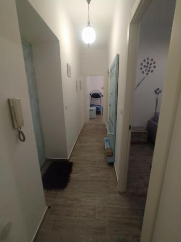 einen Flur, der zu einem Zimmer mit einem Hallwayngth führt in der Unterkunft Appartamento Viola in Pietra Ligure