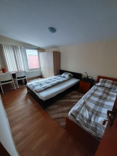um quarto com 2 camas e uma janela em SepcoServ em Apahida
