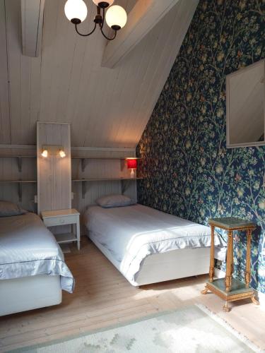 Postel nebo postele na pokoji v ubytování Vandrarhemmet Tallbacka/Ängelsberg Hostel