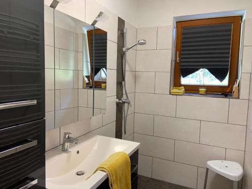 ein Bad mit einem Waschbecken und einem Spiegel in der Unterkunft Haus Schmidl in Kötschach