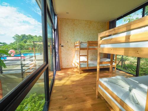 Postel nebo postele na pokoji v ubytování The X10 private pool villa khaoyai SHA Certified เขาใหญ่