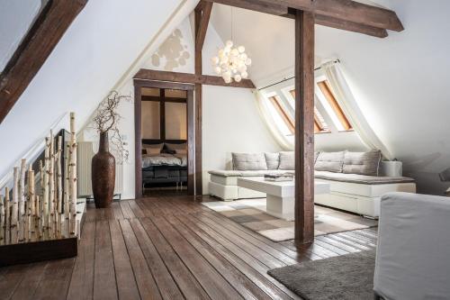 a attic living room with a vaulted ceiling with skylights at Ferienwohnung am KunstTurm in Weimar
