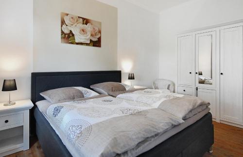 ein Schlafzimmer mit einem großen Bett in einem Zimmer in der Unterkunft Ferienwohnung Jakob in Tönning