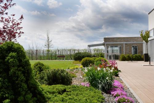 Сад в Hotel Harmony Medical & Wellness-Free Parking, 1,8km from the center