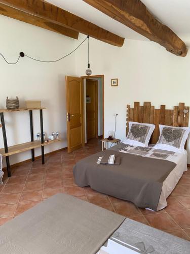 Ένα ή περισσότερα κρεβάτια σε δωμάτιο στο Bastide CAMPAGNE CANAL
