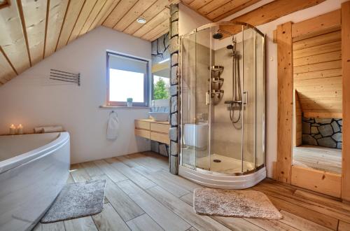 Vonios kambarys apgyvendinimo įstaigoje Dom w Hubie z sauną i bawialnią dla dzieci