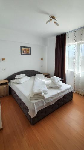 a bedroom with a large bed in a room at Casa Sunshine in Vama Veche