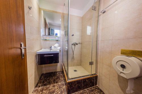 Un baño de Sarantis Hotel