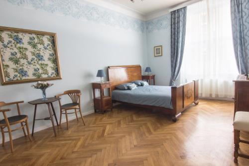 um quarto com uma cama, uma mesa e cadeiras em Prague Castle apartment Vintage em Praga