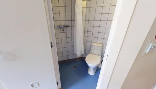 ein kleines Bad mit WC in einer Kabine in der Unterkunft Phoenix Halls in Brighton & Hove