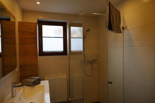 uma casa de banho com um chuveiro e um lavatório. em Ferienwohnung Frech em Thaur