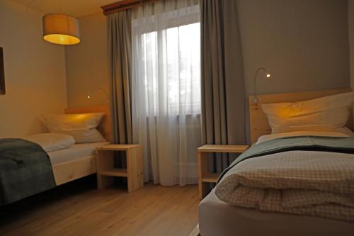 um quarto com 2 camas e uma janela em Ferienwohnung Frech em Thaur
