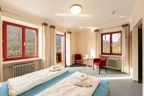 Säng eller sängar i ett rum på ALPEN EXPERIENCE Jugendgästehaus