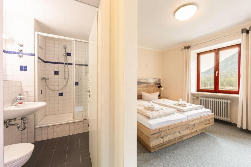 Ett badrum på ALPEN EXPERIENCE Jugendgästehaus