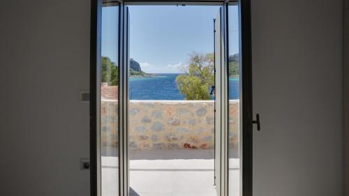 przesuwane szklane drzwi z widokiem na wodę w obiekcie Alexandra's House w mieście Limeni