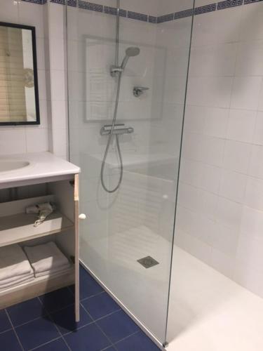 サン・ジャン・ド・リュズにあるVilla Argi Ederのバスルーム(ガラスドア付きのシャワー付)