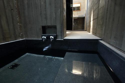 an empty room with a window and two faucets at Penlai Home in Fengli