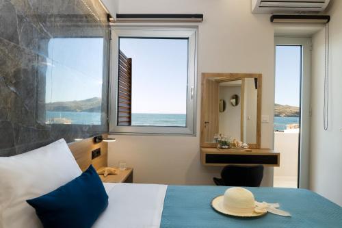 1 dormitorio con 1 cama con sombrero en Just Creta Sea View apartment, en La Canea