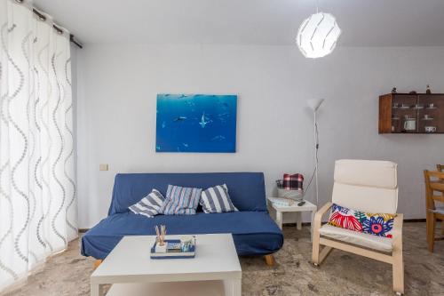 ラスパルマス・デ・グランカナリアにあるNice apartment in front the beachのリビングルーム(青いソファ、椅子2脚付)