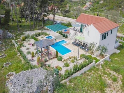 eine Luftansicht eines Hauses mit Pool in der Unterkunft Holiday Home Ela in Dračevica