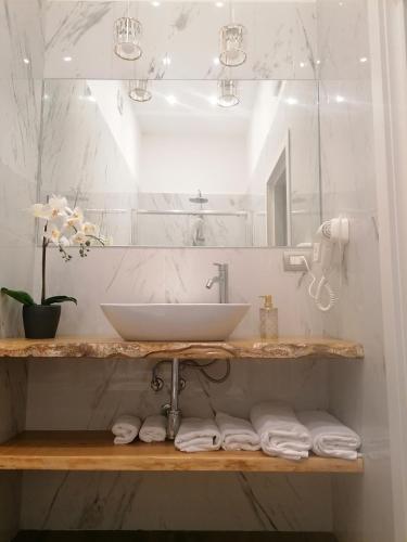 a bathroom with a sink and a mirror at TOLEDO CLASS in Naples