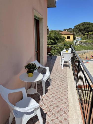 a balcony with a table and chairs on a balcony at B&B Casa Gianfranca in Portoferraio