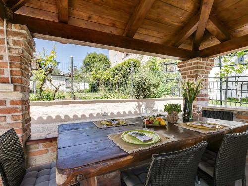 City Center Apartment with private garden and BBQ