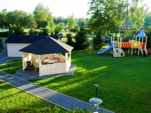 un parque infantil con cenador y tobogán en Apartamenty Szmaragdowa 10, en Mielno