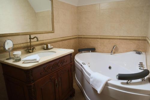 Koupelna v ubytování Hotel Foisorul cu Flori