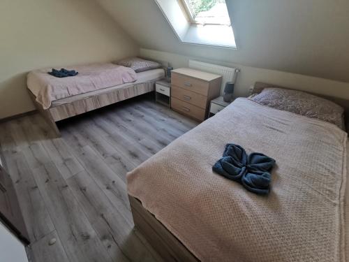 Postel nebo postele na pokoji v ubytování Sókristály Vendégház