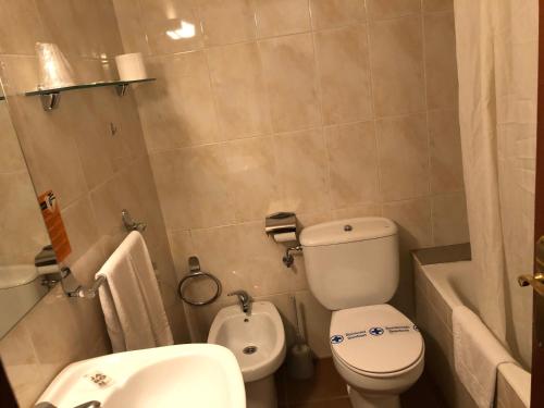  Hotel Refugi dels Isards -  Room  picture :   Shower    Safety deposit box    TV                           