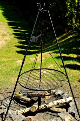 a bird cage sitting on top of a grill at Domki Olina in Polańczyk