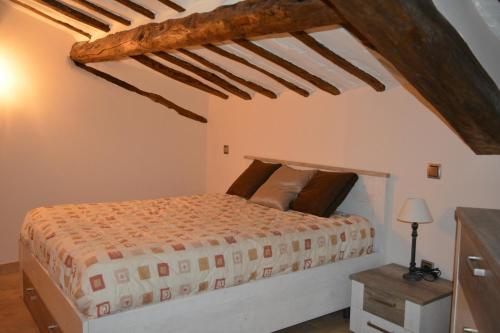 una camera da letto con un letto in una stanza di La Casa de Villar a Villar de Torre