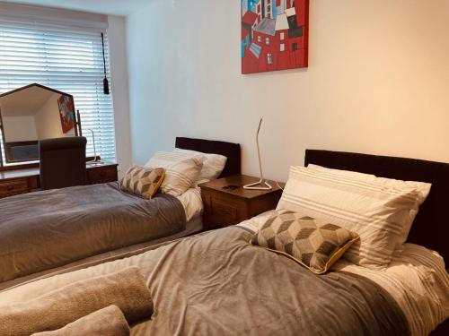 Giường trong phòng chung tại Stunning Stylish & Spacious Ground Floor Apartment, Kidderminster