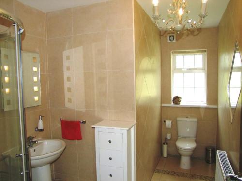 A bathroom at Glendalough 11 Minutes from Beautiful Farmhouse Apartment