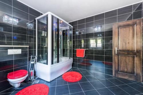 La salle de bains est pourvue d'une baignoire, de toilettes et d'une douche. dans l'établissement Holiday home Giovanni, à Solin