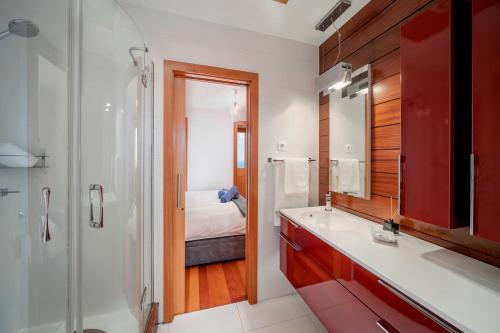 ein Badezimmer mit Dusche, Waschbecken und Spiegel in der Unterkunft OurMadeira - Garden Paradise, stunning in Calheta