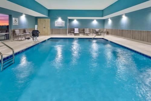 een zwembad met blauw water in een hotelkamer bij Holiday Inn Express & Suites - Wooster, an IHG Hotel in Wooster