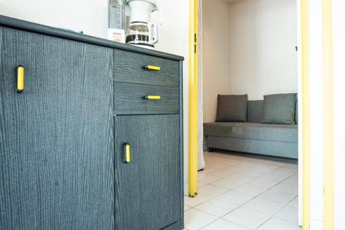 - un salon avec un canapé et une armoire grise dans l'établissement Bright Apt With Terrace In La Grande Motte, à La Grande Motte