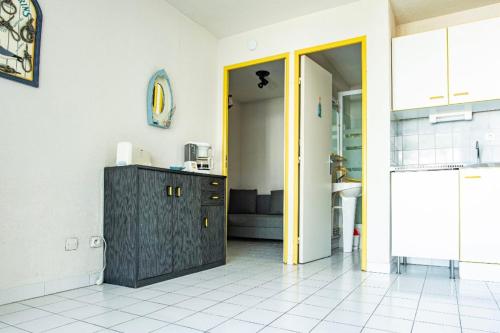 - une cuisine avec un meuble en bois dans une pièce dans l'établissement Bright Apt With Terrace In La Grande Motte, à La Grande Motte