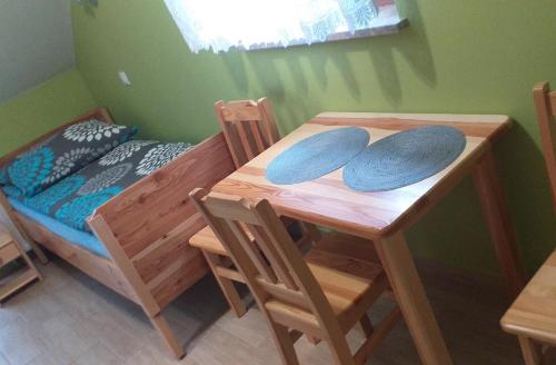 a room with a table and chairs and a bed at Zajazd na Podzamczu in Pieskowa Skała