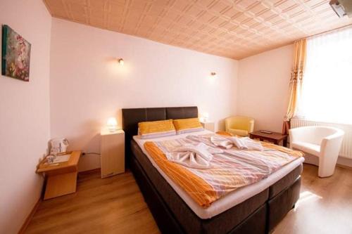1 dormitorio con 1 cama grande en una habitación en Pension und China - Thai Restaurant Asia - Haus, en Schierke