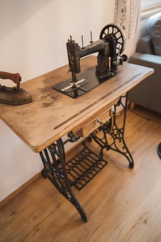 an old sewing machine sitting on top of a wooden table at Ferienwohnungen Villa Salzweg in Bad Goisern