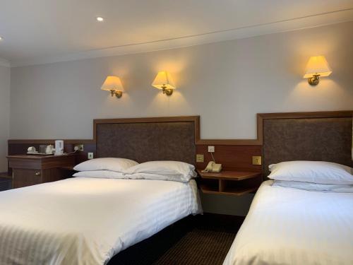 Un pat sau paturi într-o cameră la Littlebury Hotel