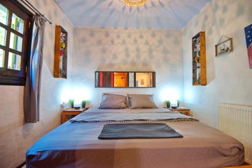 1 dormitorio con 1 cama grande y 2 mesitas de noche en Angel Suite, en Patitiri