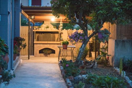 Κήπος έξω από το Liovore Apartments