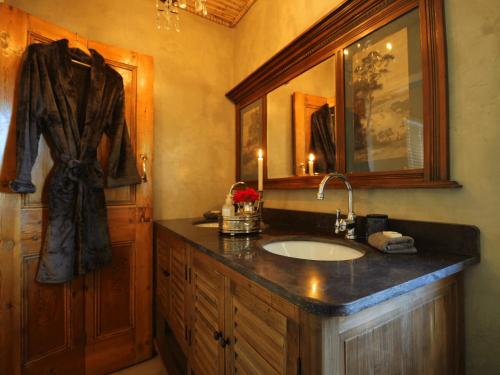 a bathroom with a sink and a mirror at Meilland Haus in Prince Albert