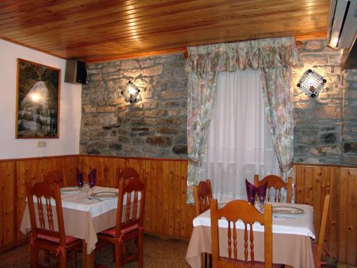 Restoran atau tempat makan lain di Hostal Pirineos Sarvisé