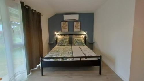 a bedroom with a bed in a room at Domaine Ravy-Lilas in Saint-Symphorien-sur-Saône