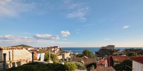 Una vista de un pueblo con el océano al fondo. en Apartments Cava Dubrovnik, en Dubrovnik